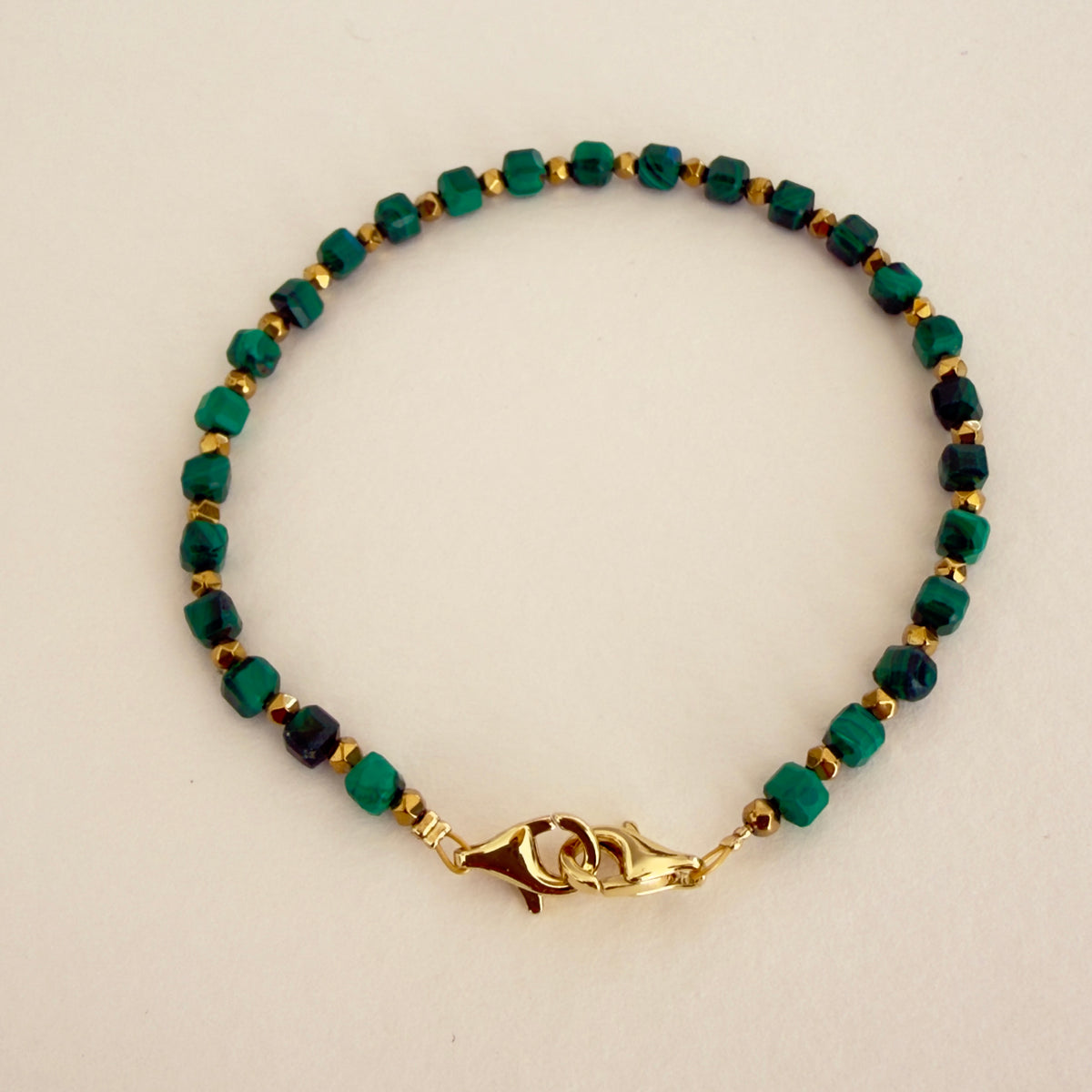 Bracelet malachite, cubes facettés 4 mm & hématite dorée — RÉALISE Paris
