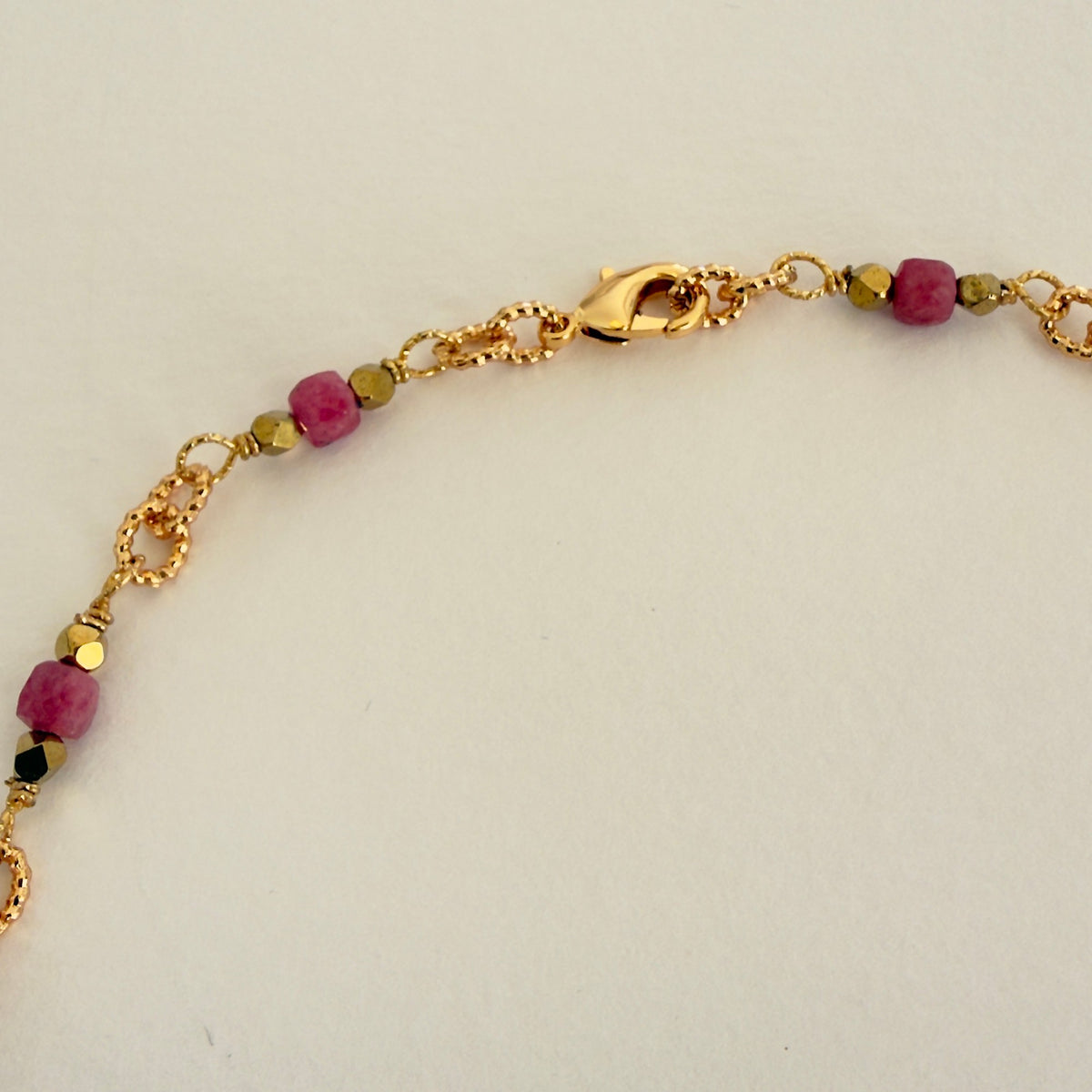 Collar de cadena de rodonita — cuentas de 4 mm, chapado en oro 43 cm