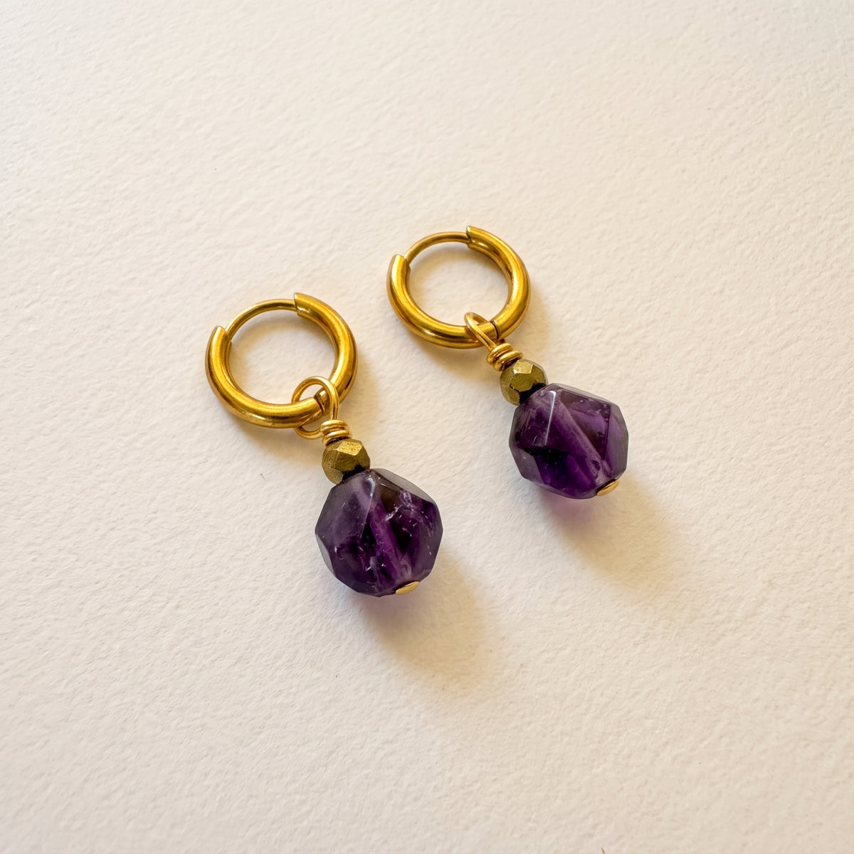 Boucles d'oreilles améthyste ronde facettée, anneaux plaqués or — RÉALISE Paris