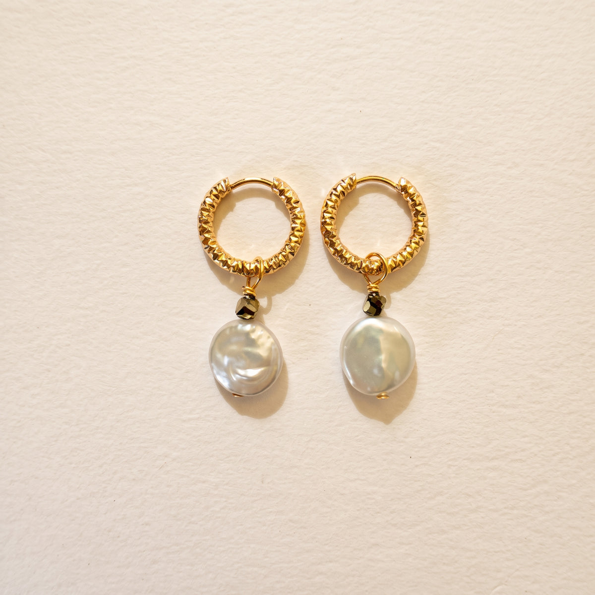 Boucles d'oreilles perle d'eau douce plate & hématite dorée, anneaux ciselés — RÉALISE Paris