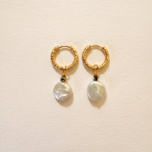 Boucles d'oreilles perle d'eau douce plate & hématite dorée, anneaux ciselés — RÉALISE Paris