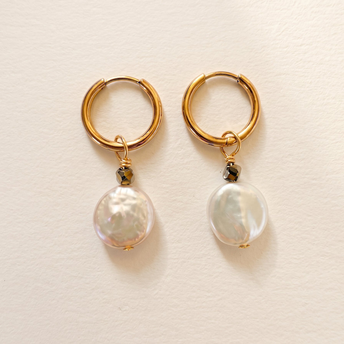 Boucles d'oreilles perle d'eau douce plate & hématite dorée, anneaux plaqués or — RÉALISE Paris