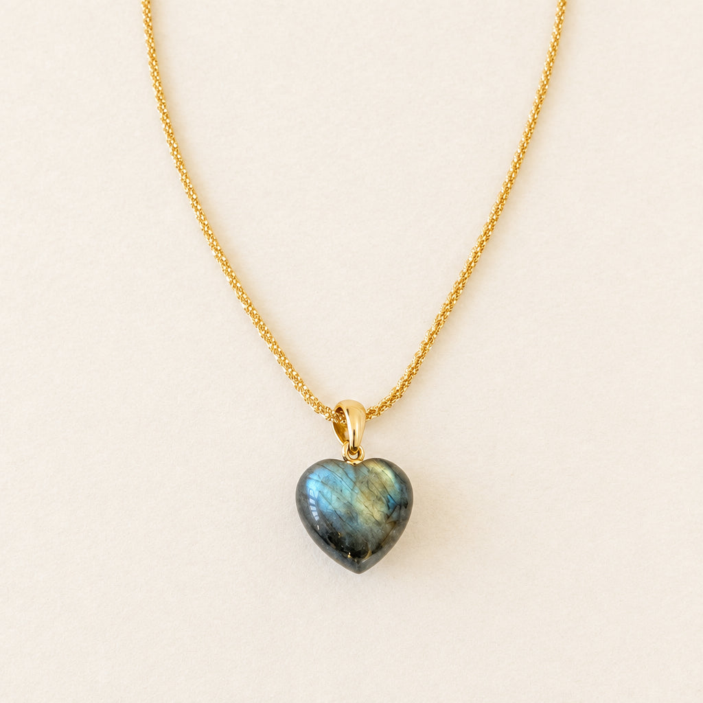 Collier pendentif cœur bombé labradorite — chaîne plaquée or