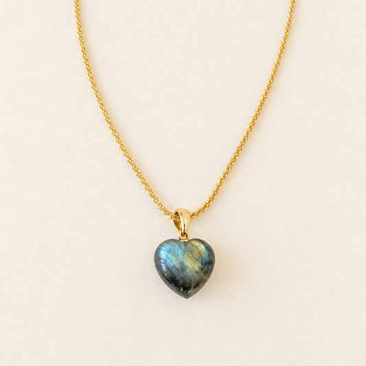 Collier pendentif cœur bombé labradorite — chaîne plaquée or