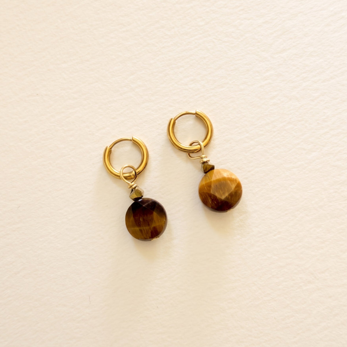 Boucles d'oreilles œil de tigre ronde facettée, anneaux plaqués or — RÉALISE Paris