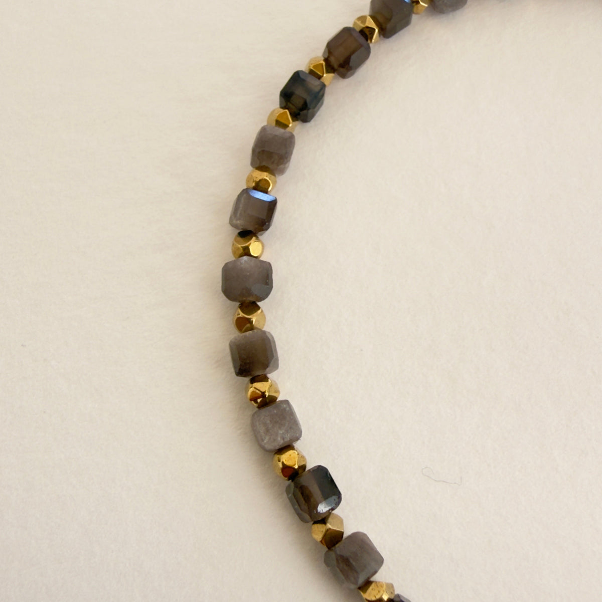 Bracelet obsidienne, cubes facettés 4 mm & hématite dorée — RÉALISE Paris