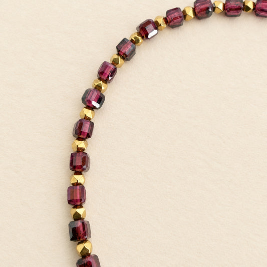 Bracelet grenat, cubes facettés 4 mm & hématite dorée — RÉALISE Paris