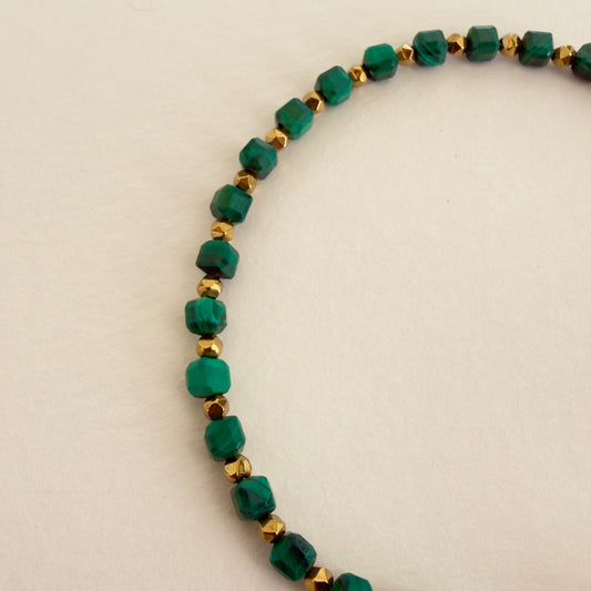 Bracelet malachite, cubes facettés 4 mm & hématite dorée — RÉALISE Paris