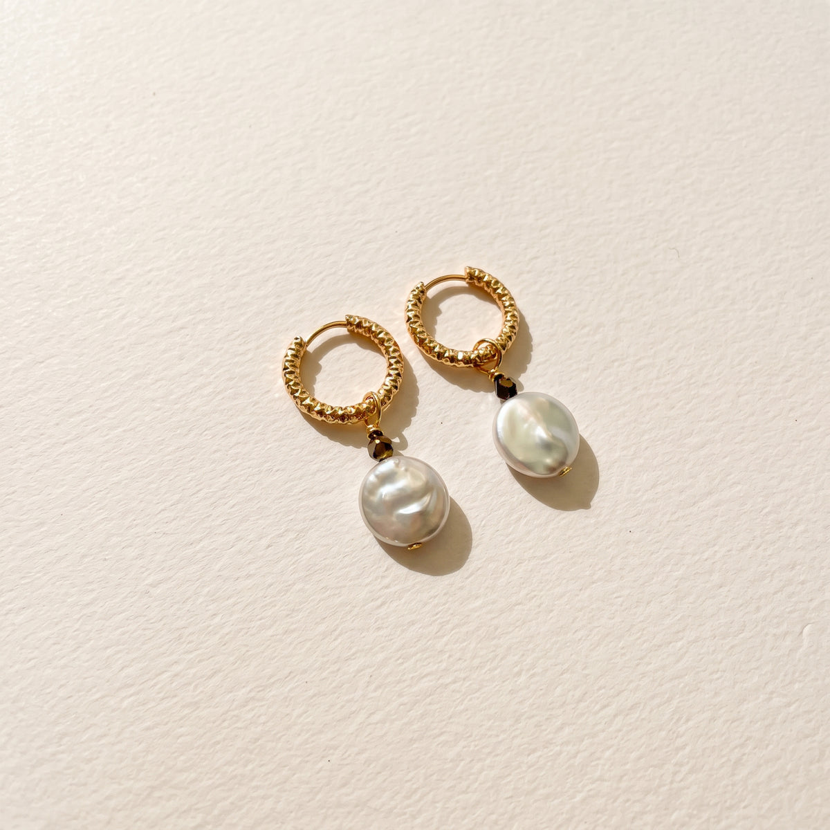 Boucles d'oreilles perle d'eau douce plate & hématite dorée, anneaux ciselés — RÉALISE Paris