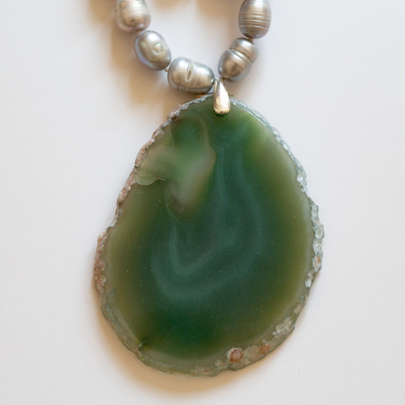 Sautoir double tour de perles d'eau douce grise et Pierre d'agate verte