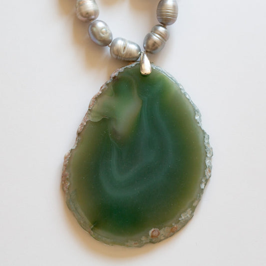 Sautoir double tour de perles d'eau douce grise et Pierre d'agate verte