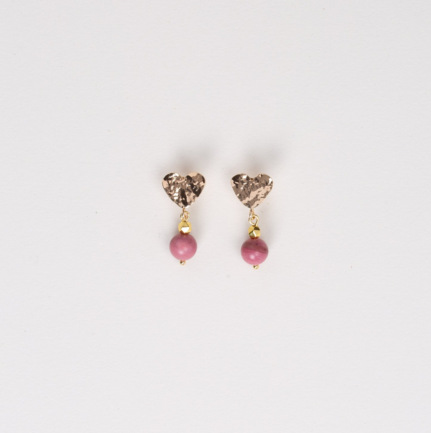 Boucles d'oreilles attache martélée en forme de coeur - Pierre naturelle de Rhodonite