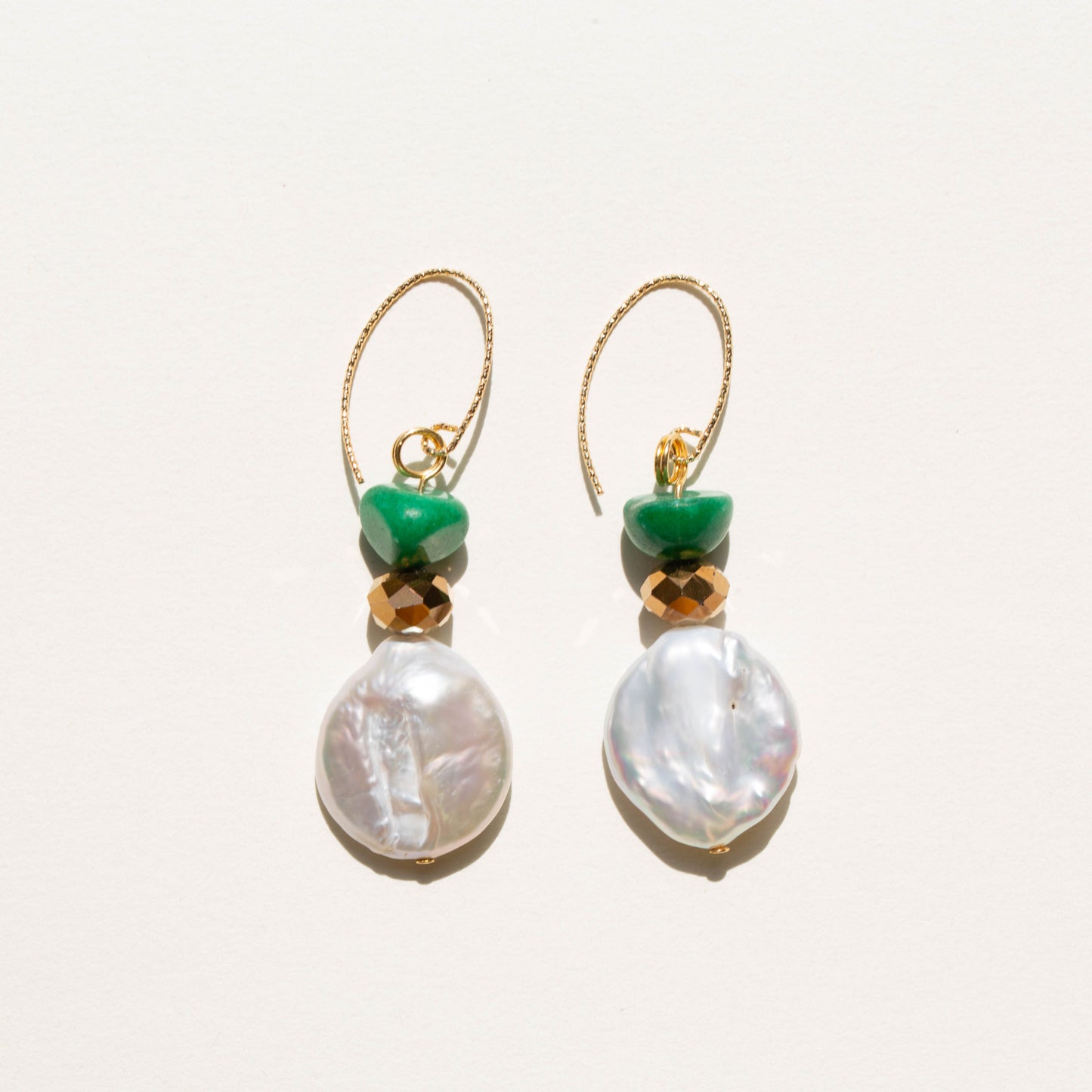 Boucles d'oreilles Perle d'eau douce ronde irrégulière, Cristal de bohème, Pierre verte