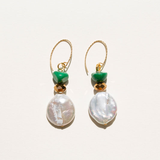 Boucles d'oreilles Perle d'eau douce ronde irrégulière, Cristal de bohème, Pierre verte