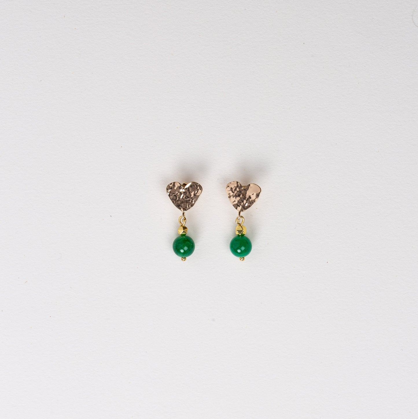 Boucles d'oreilles attache martélée en forme de coeur - Pierre d'Agate verte