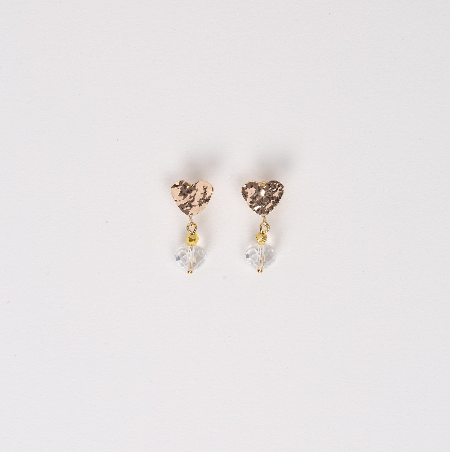 Boucles d'oreilles attache martélée en forme de coeur - Perle en Cristal de Bohème