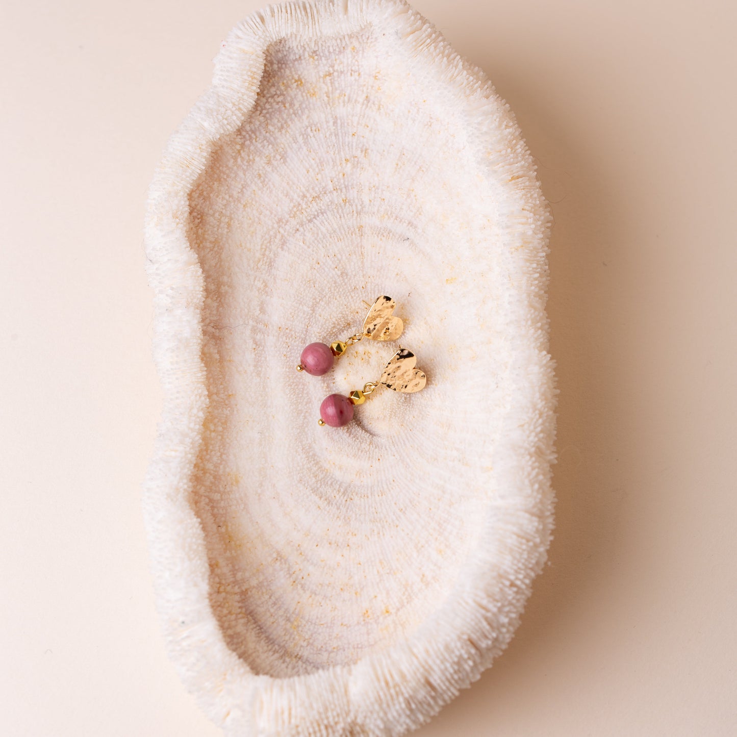 Boucles d'oreilles attache martélée en forme de coeur - Pierre naturelle de Rhodonite