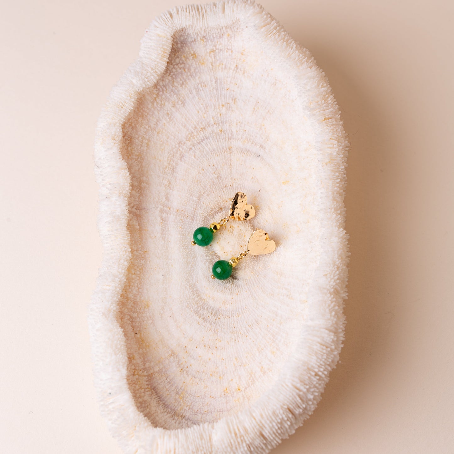 Boucles d'oreilles attache martélée en forme de coeur - Pierre d'Agate verte