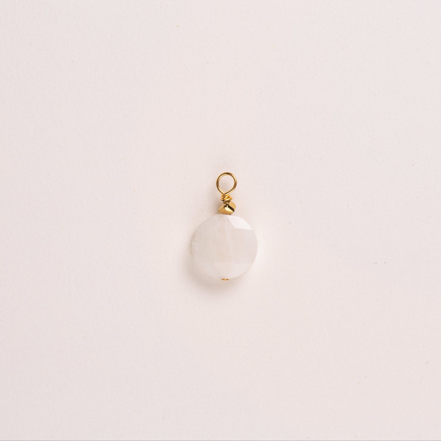 Charms pierre ronde ciselée - Pierre de Lune