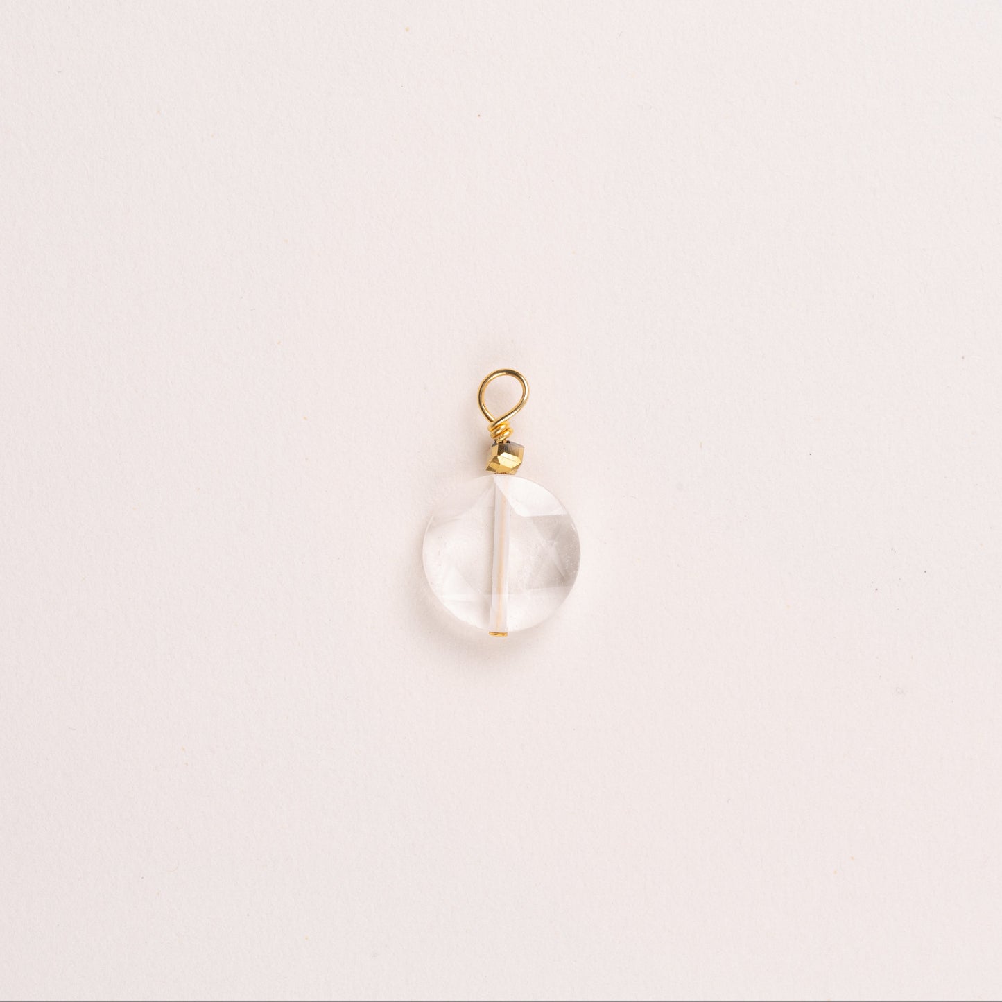 Charms pierre ronde ciselée - Cristal de Roche