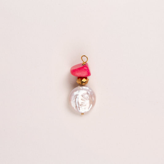 Charms perle de culture ronde et pierre irrégulière rose