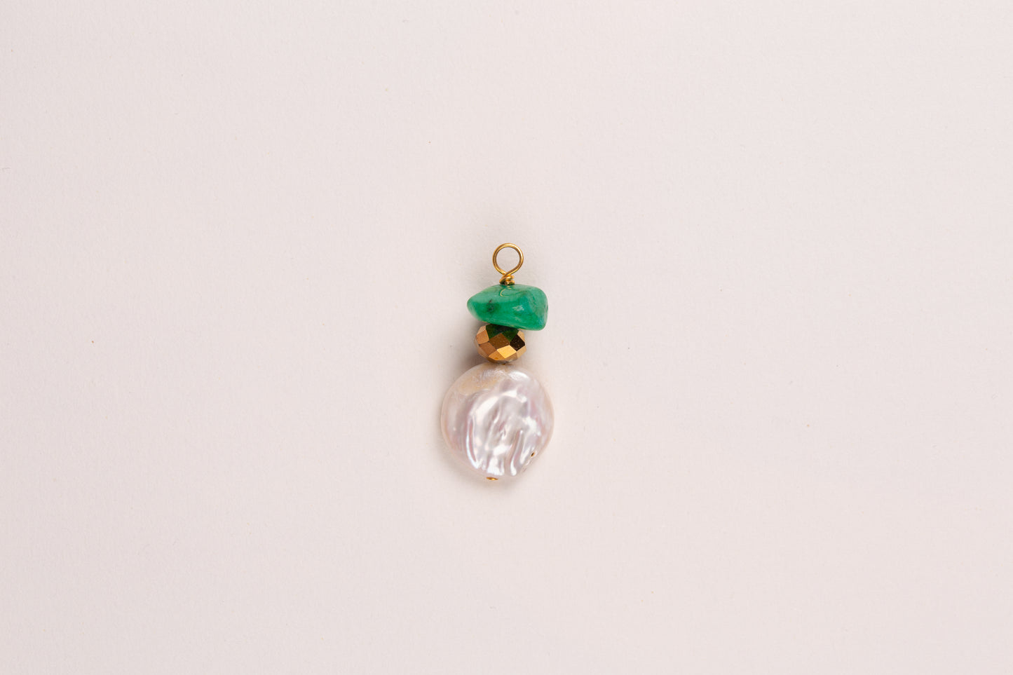 Charms perle de culture ronde et pierre irrégulière verte