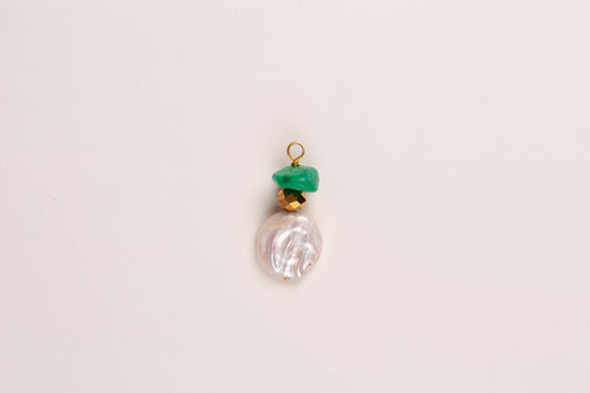 Charms perle de culture ronde et pierre irrégulière verte