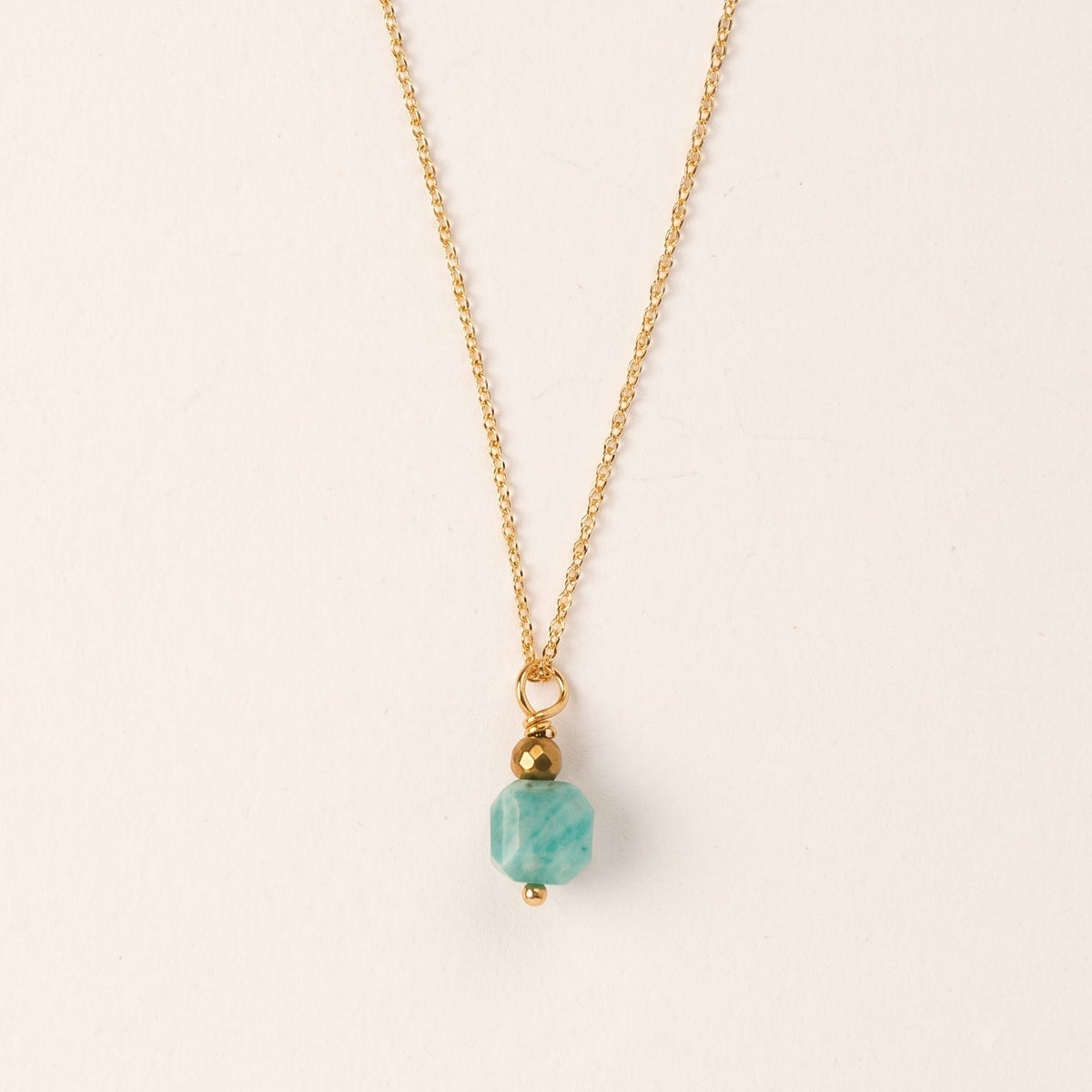 Collier pendentif amazonite facettée & hématite dorée — chaîne plaquée or