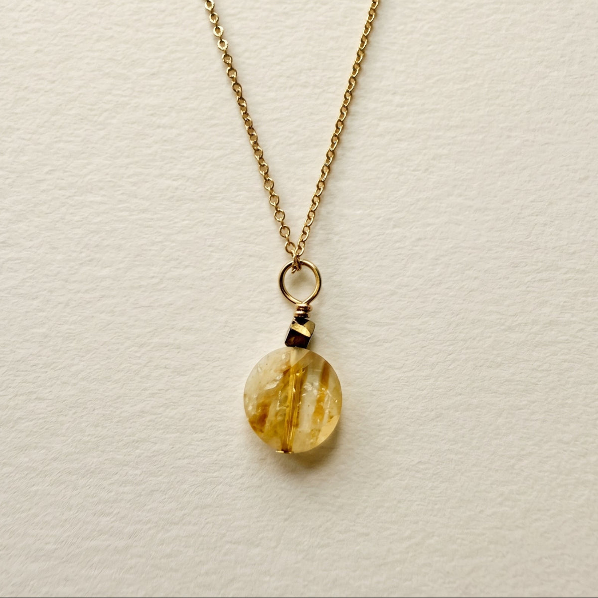 Collar con colgante de citrino pequeño redondo y plano & hematita dorada — cadena bañada en oro
