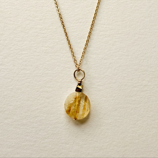 Collier pendentif citrine petite ronde plate & hématite dorée — chaîne plaquée or
