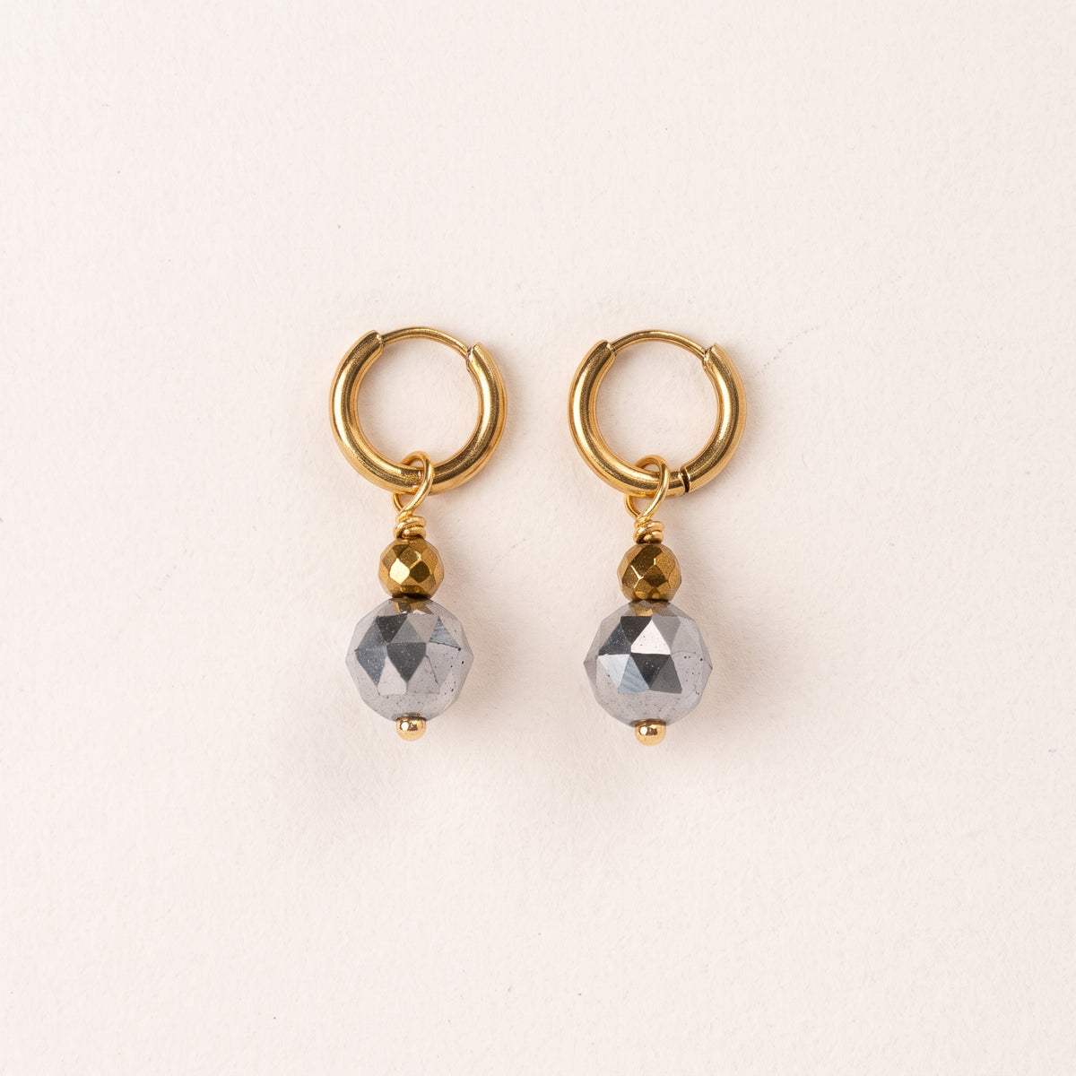 Boucles d'oreilles hématite argentée facettée — anneaux plaqués or