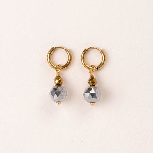 Boucles d'oreilles hématite argentée facettée — anneaux plaqués or
