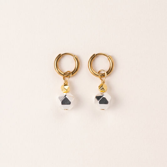 Boucles d'oreilles hématite argentée ciselée — anneaux plaqués or