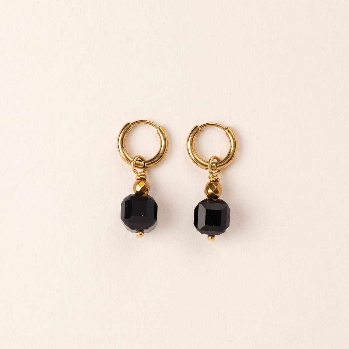 Boucles d'oreilles onyx cube facetté — anneaux plaqués or