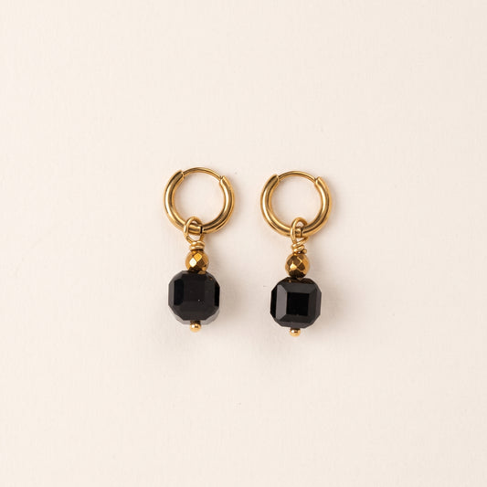 Boucles d'oreilles onyx cube facetté — anneaux plaqués or