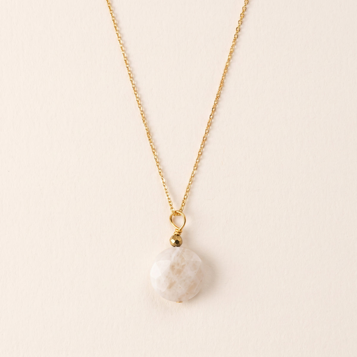 Collier pendentif pierre de lune — chaîne plaquée or