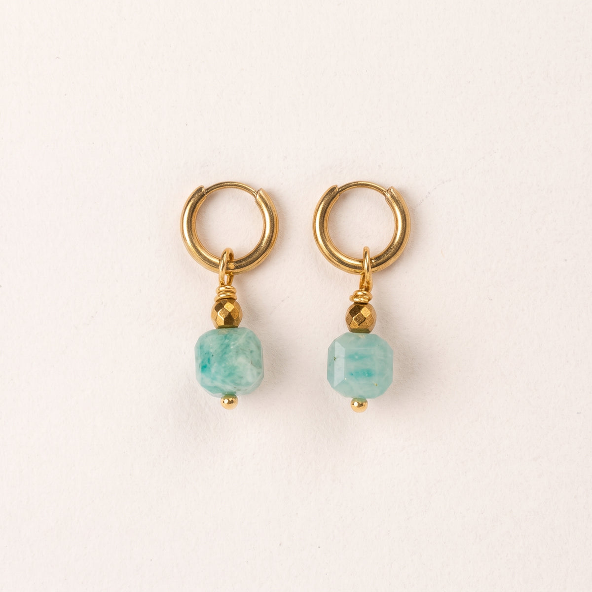 Boucles d'oreilles amazonite cube ciselée — anneaux plaqués or