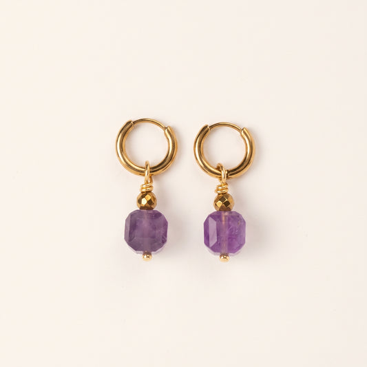 Boucles d'oreilles améthyste cube ciselé — anneaux plaqués or