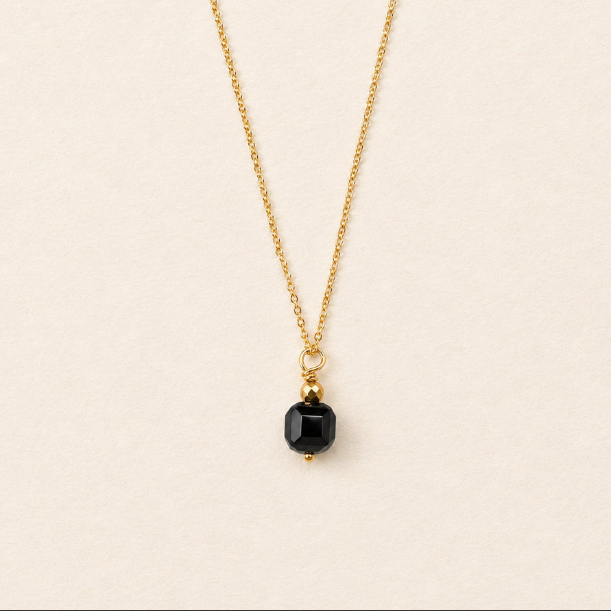 Collier pendentif onyx cube facetté & hématite dorée — chaîne plaquée or