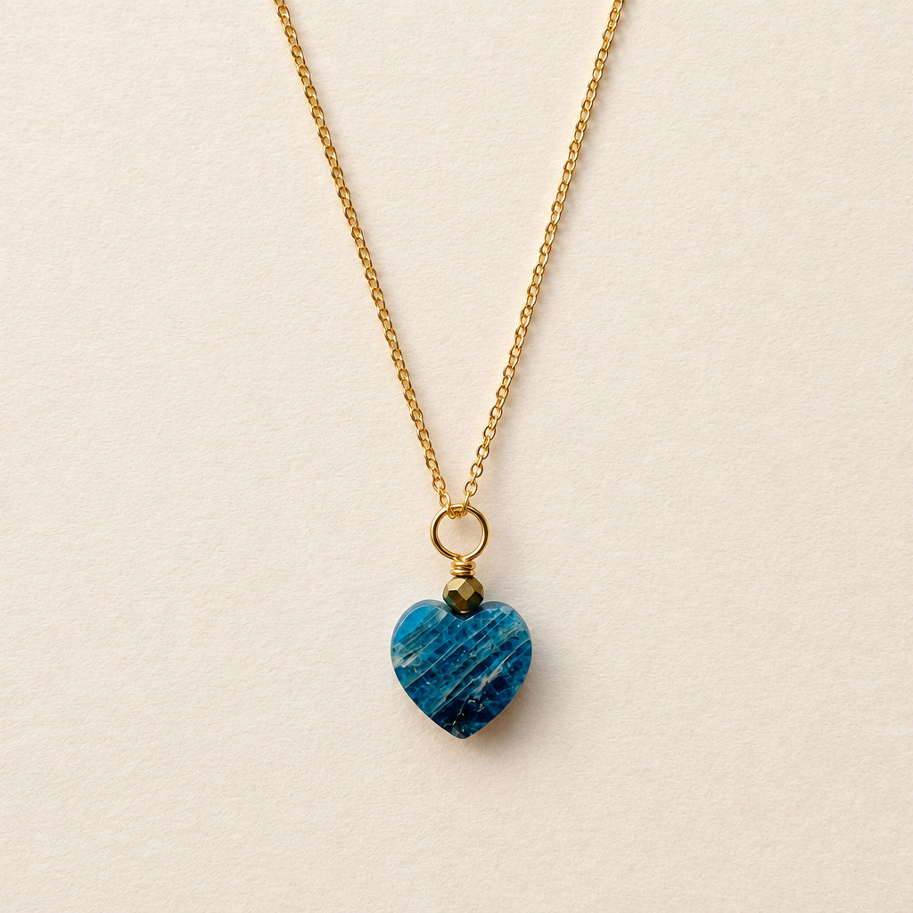 Collar con colgante de corazón plano de apatita — cadena chapada en oro
