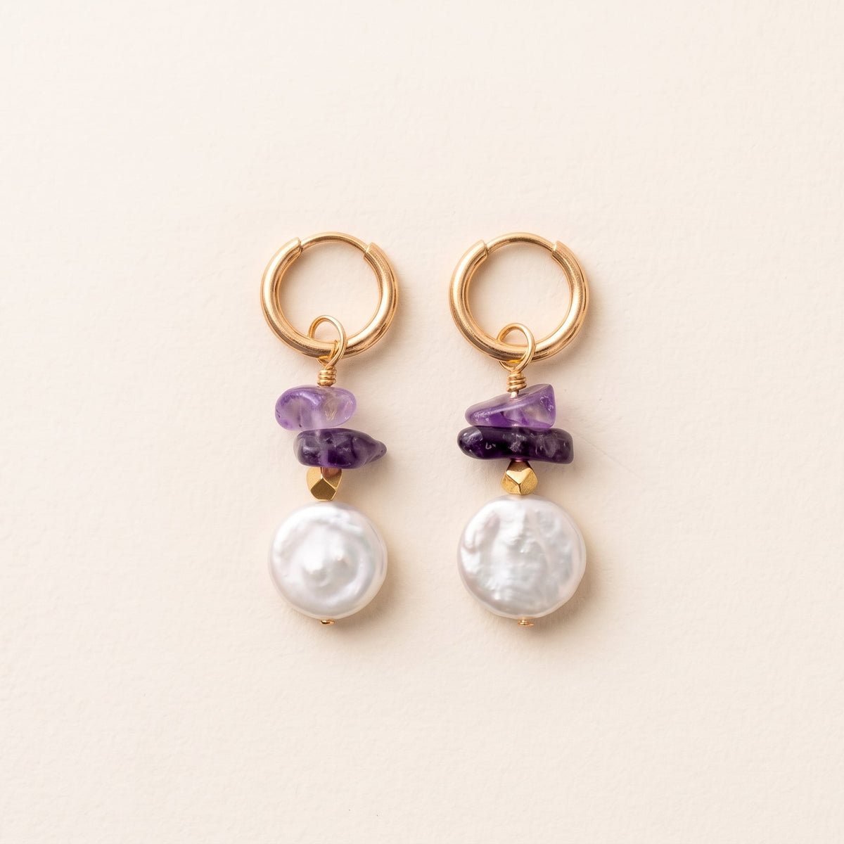 Boucles d'oreilles améthyste & perle d'eau douce — anneaux plaqués or