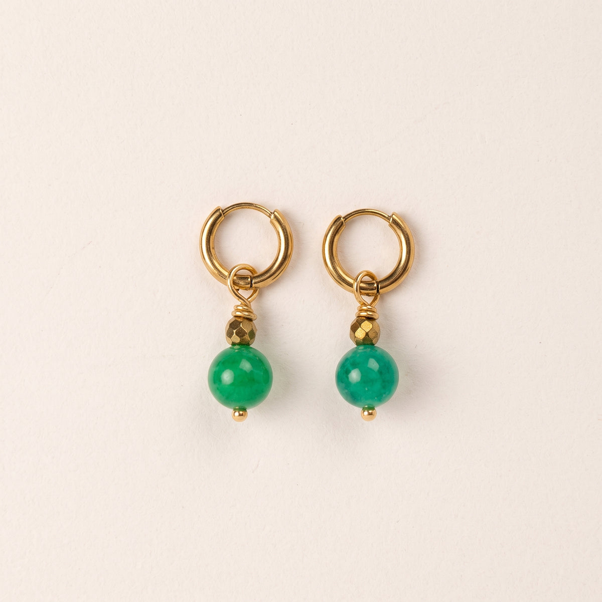 Pendientes de ágata verde redonda — aros chapados en oro