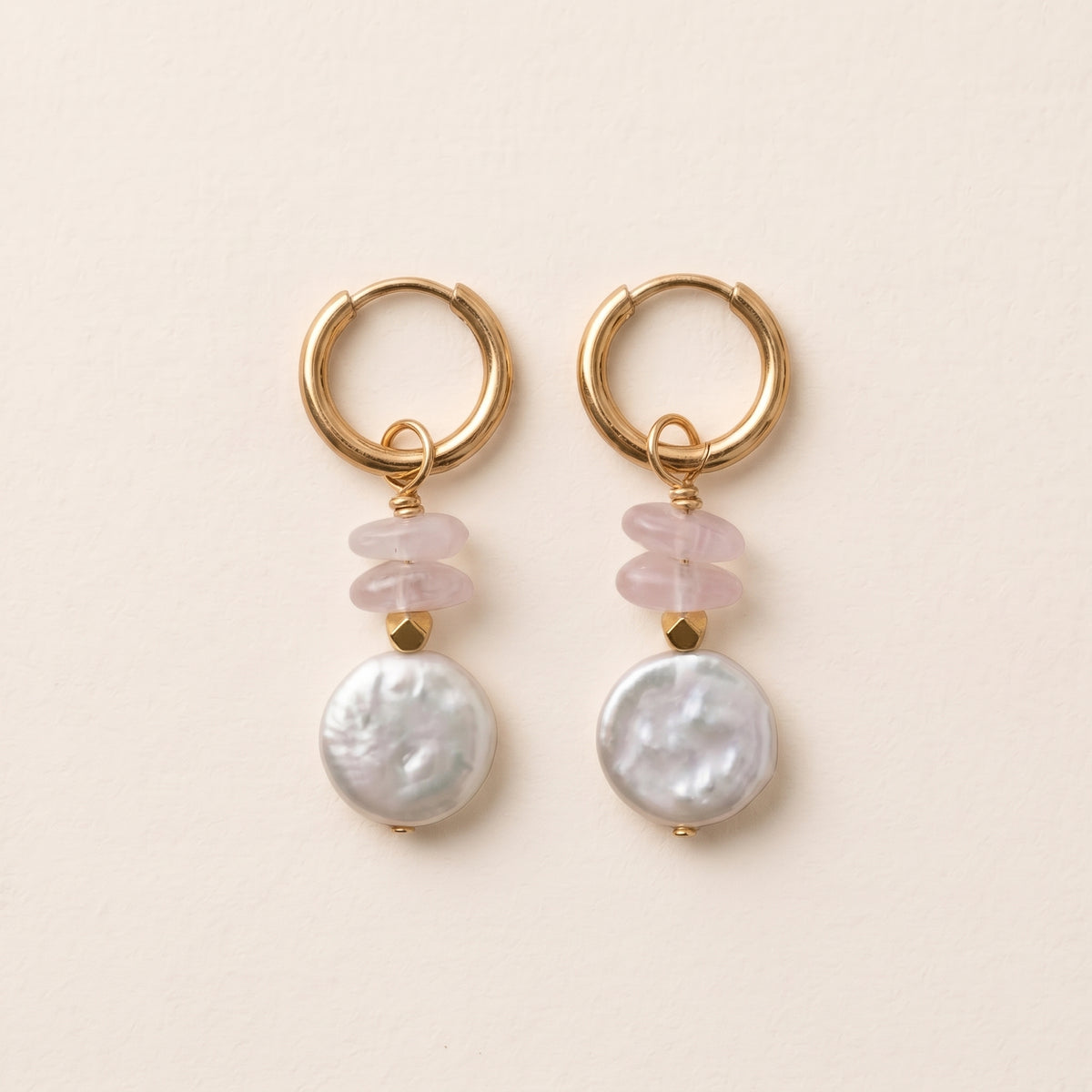 Boucles d'oreilles quartz rose & perle d'eau douce — anneaux plaqués or