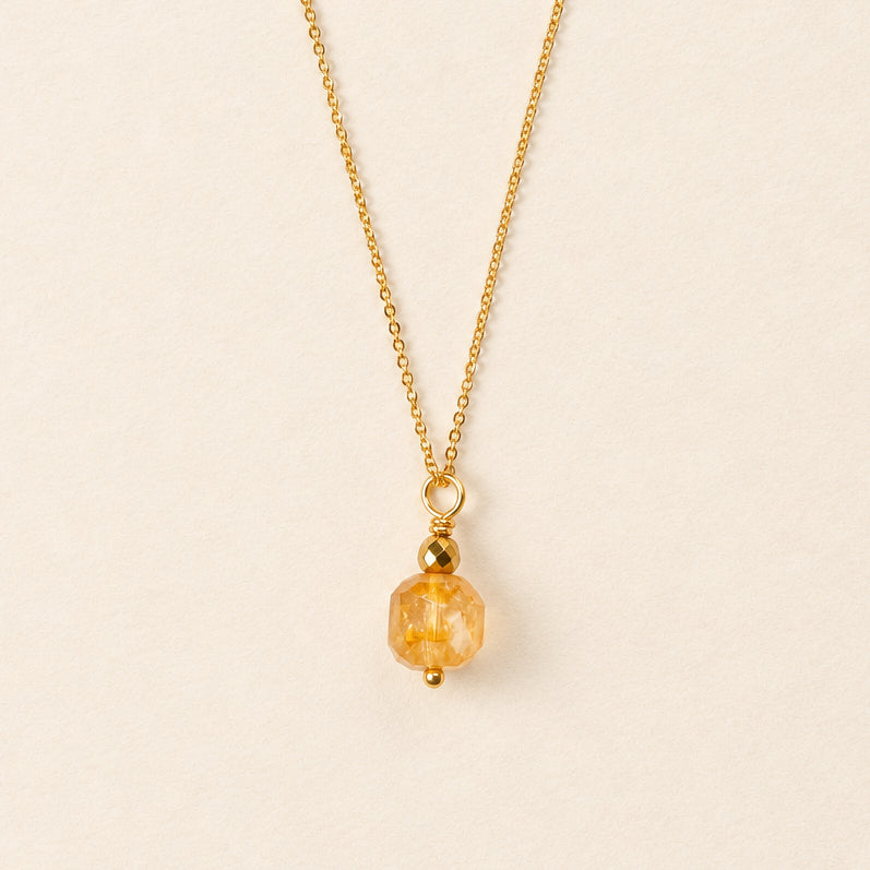 Collar con colgante de citrino en cubo facetado y hematita dorada — cadena bañada en oro