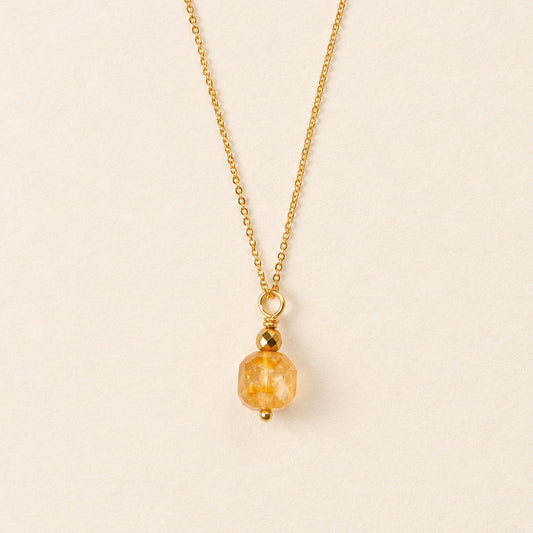 Collier pendentif citrine cube facetté & hématite dorée — chaîne plaquée or