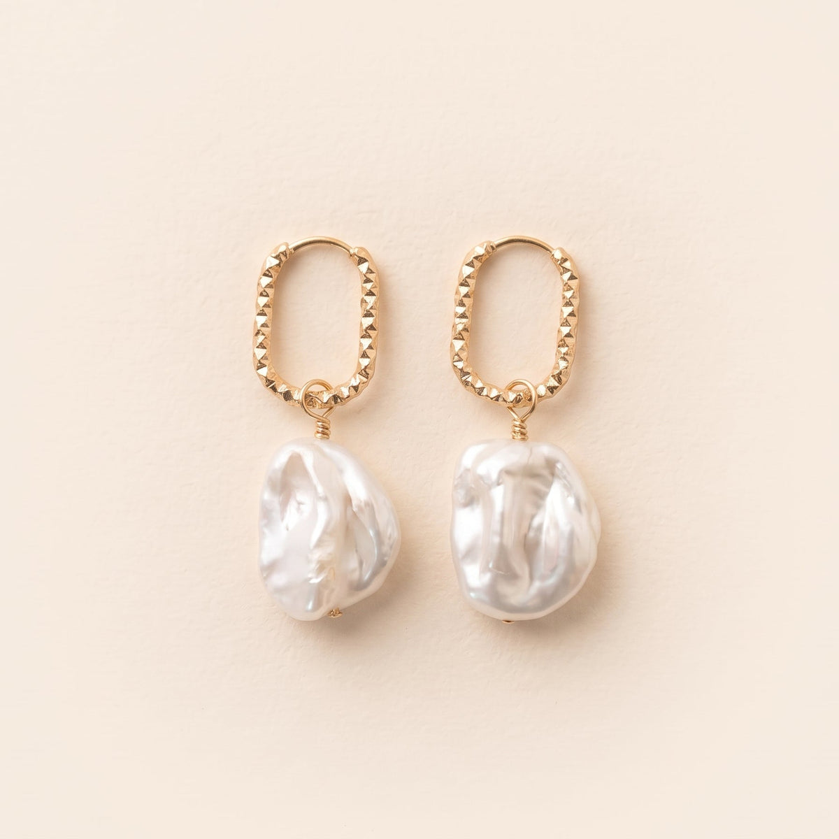 Pendientes de perla de agua dulce barroca — aros cincelados