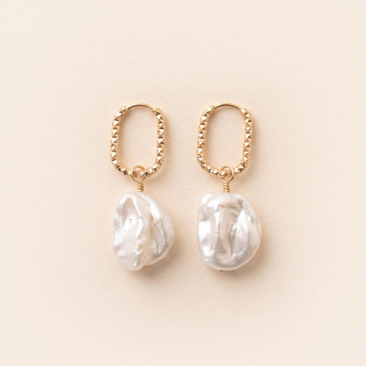 Boucles d'oreilles perle d'eau douce baroque — anneaux ciselés