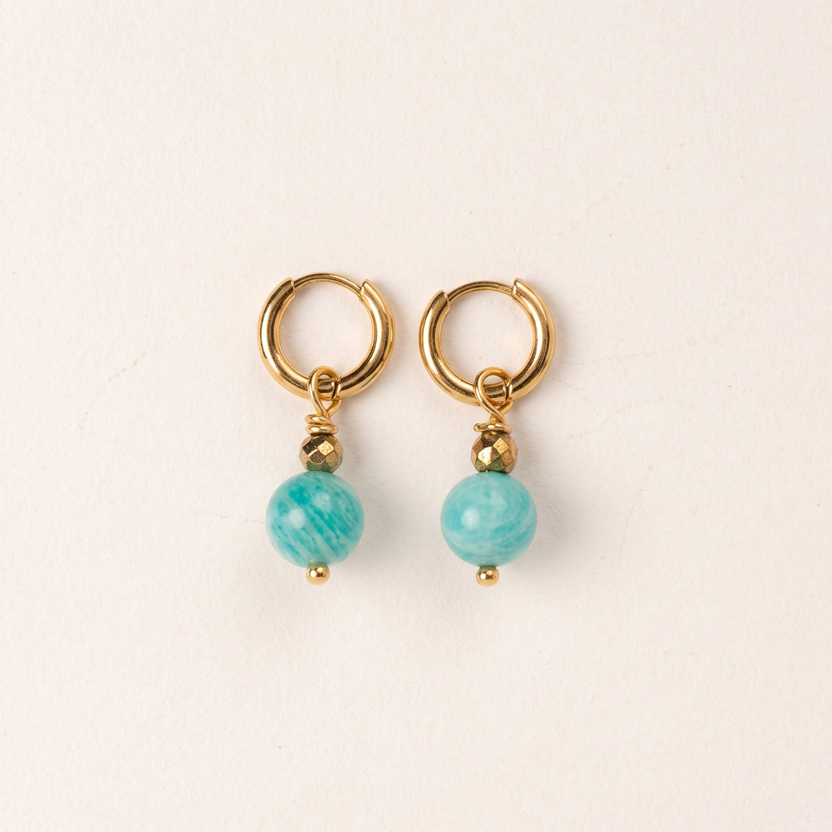Boucles d'oreilles amazonite boules — anneaux plaqués or