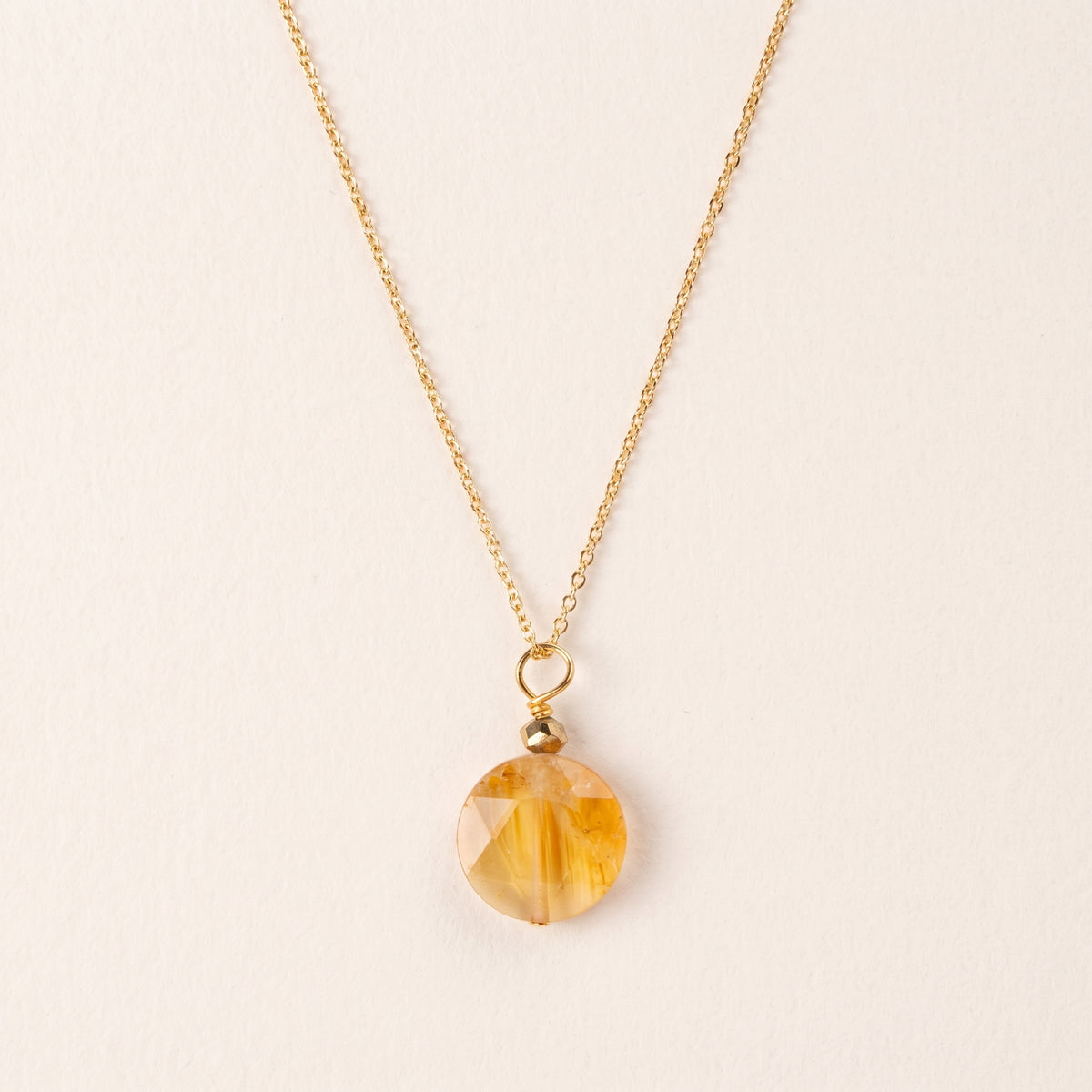 Collar con colgante de citrino — cadena chapada en oro