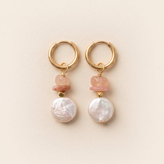 Boucles d'oreilles pierre de soleil & perle d'eau douce — anneaux plaqués or